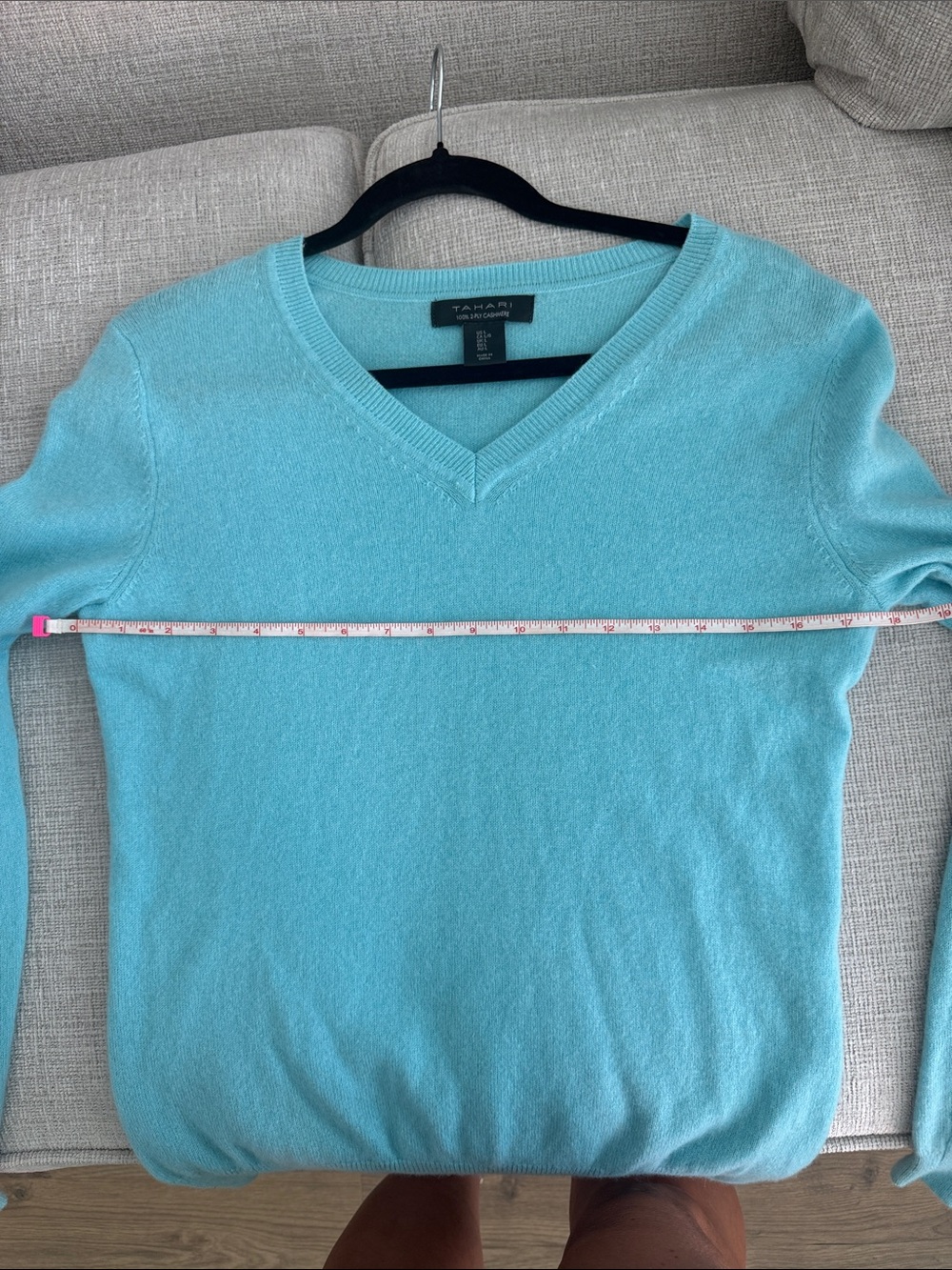Tahari 100% 2-Ply Cashmere V-Neck Sweater - Picture 4 of 5